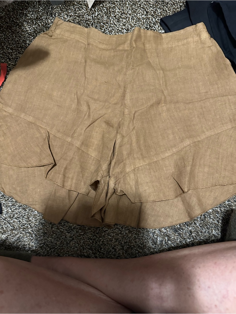 Women’s Tan Linen Ruffle Shorts. size Medium